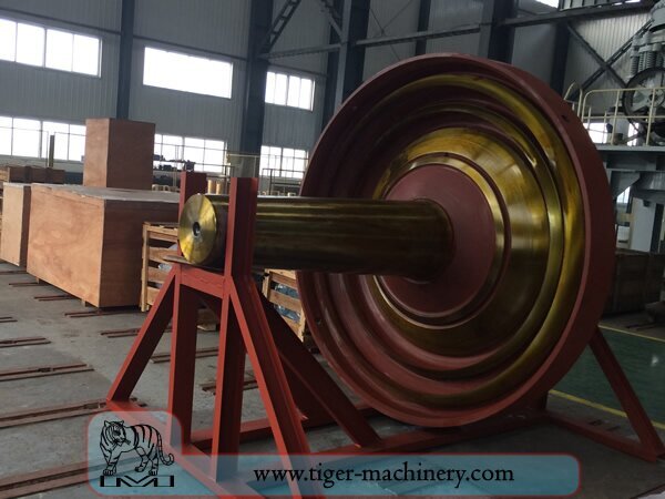 2 cone crusher head center main shaft.JPG